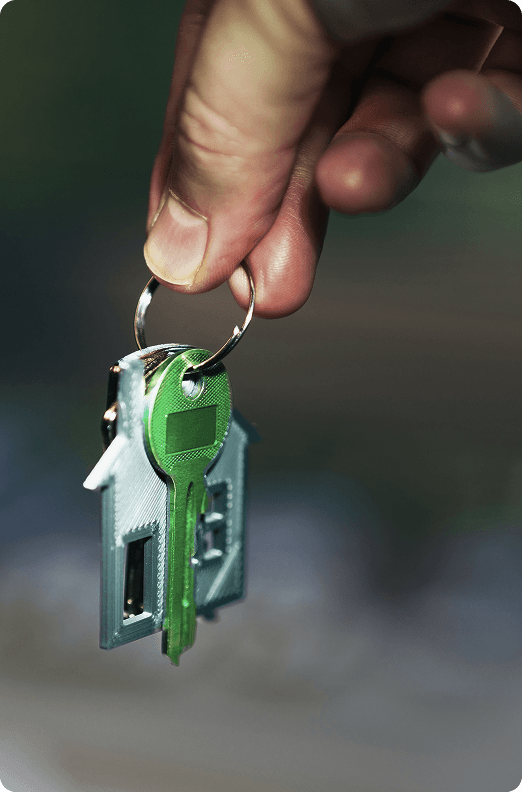 Chave em formato de casa representando a conquista do imóvel próprio