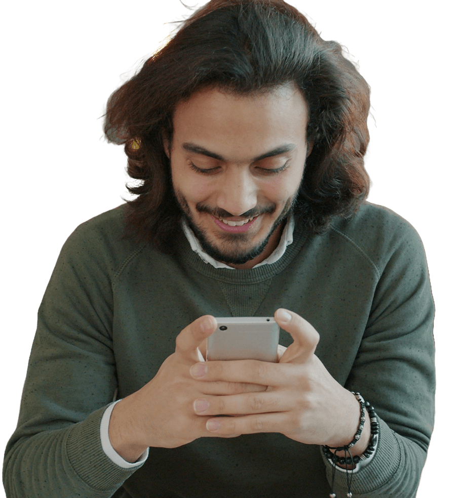 Pessoa usando a plataforma Amortizza no celular para simular financiamento